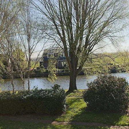 Gr8 Riverside 酒店