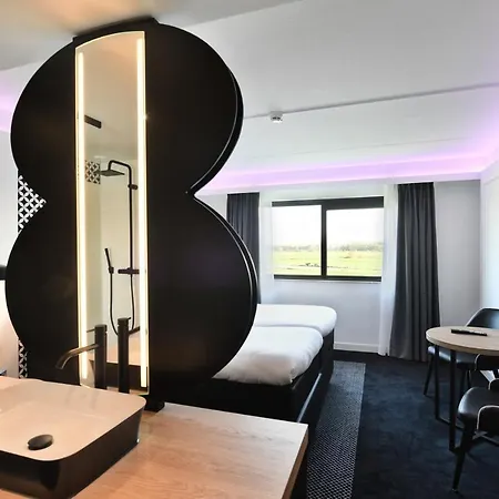 Gr8 Riverside Hotel