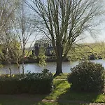 Gr8 Riverside Hotel