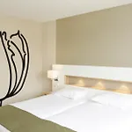 Gr8 Riverside Hotel